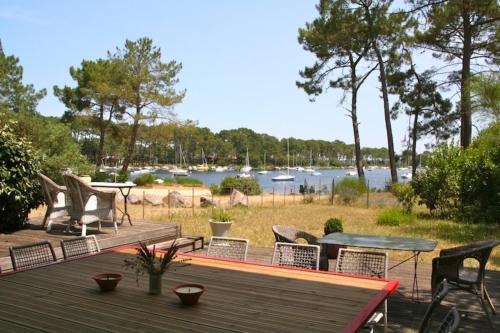 Maison de vacances Idyllic Location on the lake, garden and terrace, direct beach access 69 Avenue du Grand Bernos Lacanau