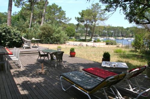 Idyllic Location on the lake, garden and terrace, direct beach access Lacanau france