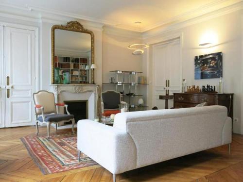 Immaculate 2-Bed Apartment in Boulogne-Bil France Pluzunet france