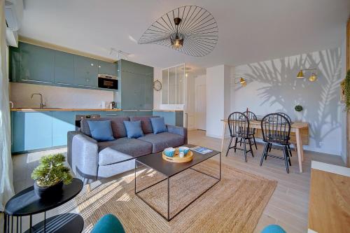 IMMOGROOM- Renovated- Large terrace- AC- Shops- Parking Cannes france