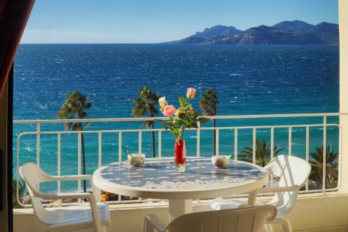 IMMOGROOM- Sea view - Center- AC- Front of the beaches Cannes france