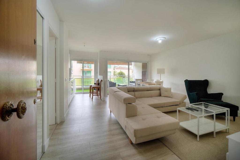 Appartement IMMOGROOM - Terrace - Near shops - Parking - Wifi - AC livingroom 1 avenue des Anglais, 06400 Cannes