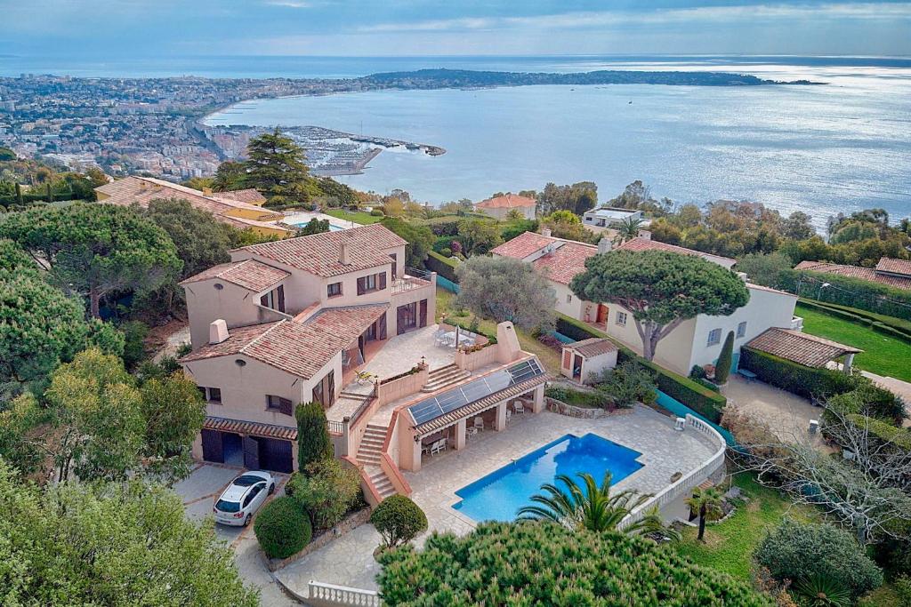 Villa IMMOGROOM- Villa 200m2 - Pool - Sea view - Parking - Independence 2600 Grand boulevard de super Cannes, 06220 Vallauris