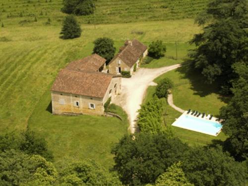 Maison de vacances Impressive restored farmhouse with private pool surrounded by woods  Campsegret