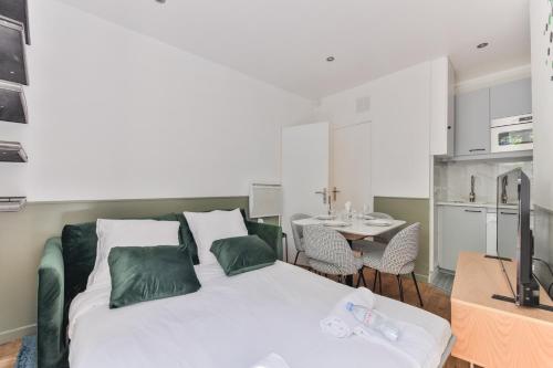 Appartement indépendant flat: canal st martin&trains stations! 27 Rue de Meaux Paris