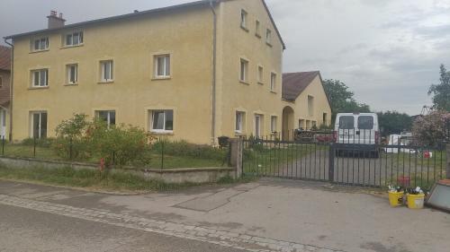 Appartements Insolite! Plusieurs Gîtes dans Ferme Equestre 281 Route de Passoncourt Rehaincourt