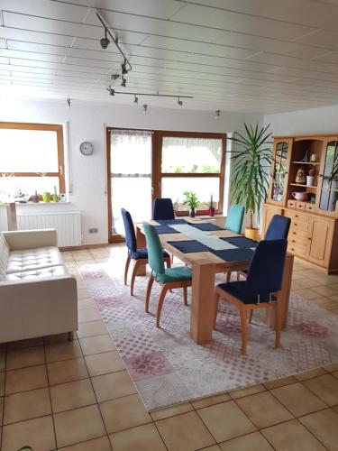 Appartement Isoldes Ferienparadies IsoldeStecher Kirchenweg 3,69253 Heiligkreuzsteinach Ferienwohnung 110qm,2Schlafzimmer,Küche,Ess u Wohnzimmer,Bad,Terrasse u Balkon! Heiligkreuzsteinach