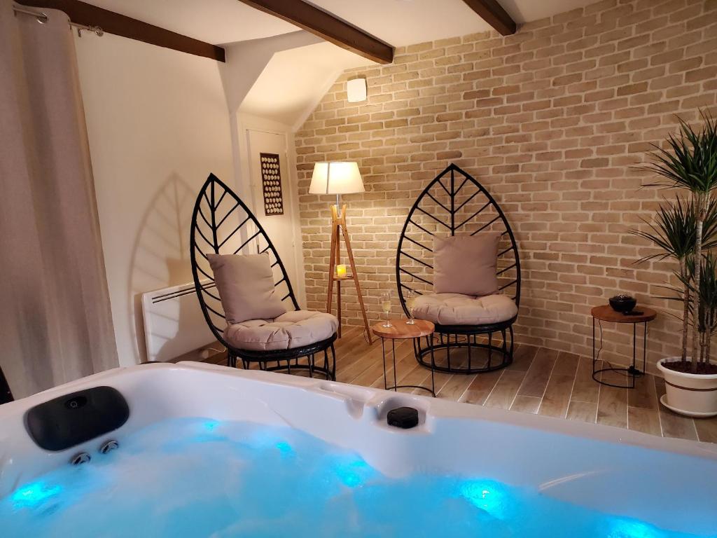 Maison de vacances Jacuzzi privatif dans maison de village au calme 51 passage des arcades Place de la Liberté, 07000 Flaviac