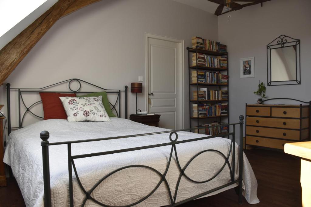 B&B / Chambre d'hôtes Jardin Secret 13 cours Jean Jaures, 03000 Moulins