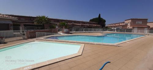 JARDINS DE NEPTUNE Duplex avec terrasse en residence avec piscine proche du port Saint-Cyprien france