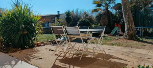 Appartement Joli Gîte de 55M2 d'entressen dans Mas en campagne avec piscine jeux d'extérieurs pour enfants terrain de pétanque route du bailly de Suffren Entressen