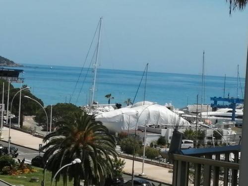 Appartement Joli studio bord de mer, clim, balcon, parking privé 59 Porte de France Menton