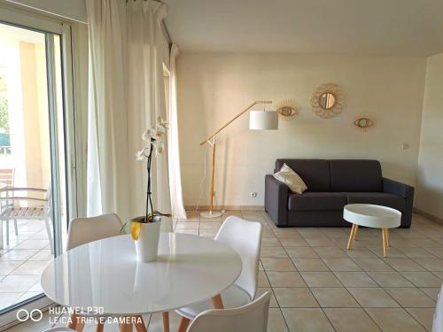 Appartement joli T2 résidence les suites de robinson n211 778 Avenue de la Mer Mandelieu-la-Napoule