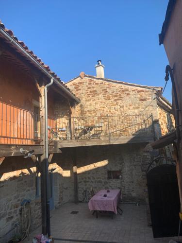Jolie maison atypique Vinezac france