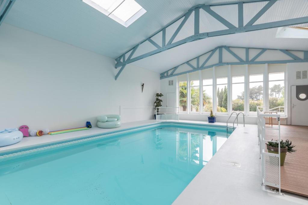 Maison de vacances Jolie maison avec piscine intérieure et sauna de la Combe, 14bis, 44680 Saint-Hilaire-de-Chaléons