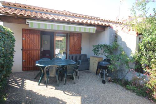 Jolie maison d'angle, pour 4 couchages, terrasse, résidence piscine commune à 400m plage de PORTIRAGNES PLAGE LRJP134 Portiragnes france