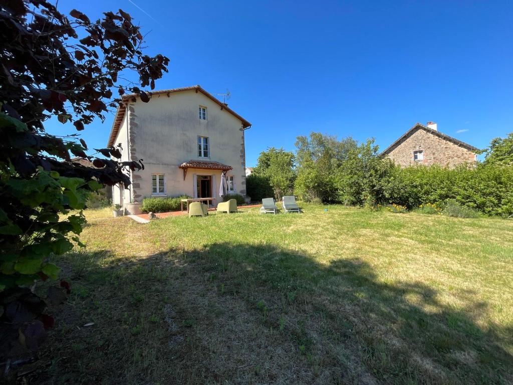 Maison de vacances Jolie maison de campagne arborée 12 Rue des Lilas, 16500 Oradour-Fanais