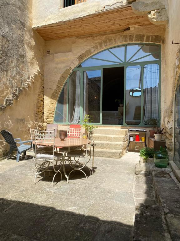Villa Jolie maison de village pleine de charme 2 Rue du Pont de Roche, 30250 Aubais
