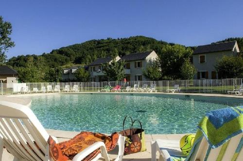 Jolie t2 aménagée et équipée village goelia 2 piscine chauffée Saint-Geniez-dʼOlt france