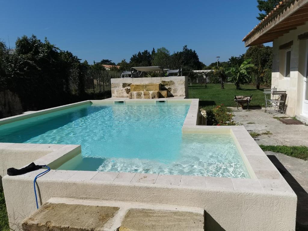 Maison de vacances Jolie villa avec piscine dans le St emilionnais 9 route de saint pey d armens, 33350 Sainte-Terre