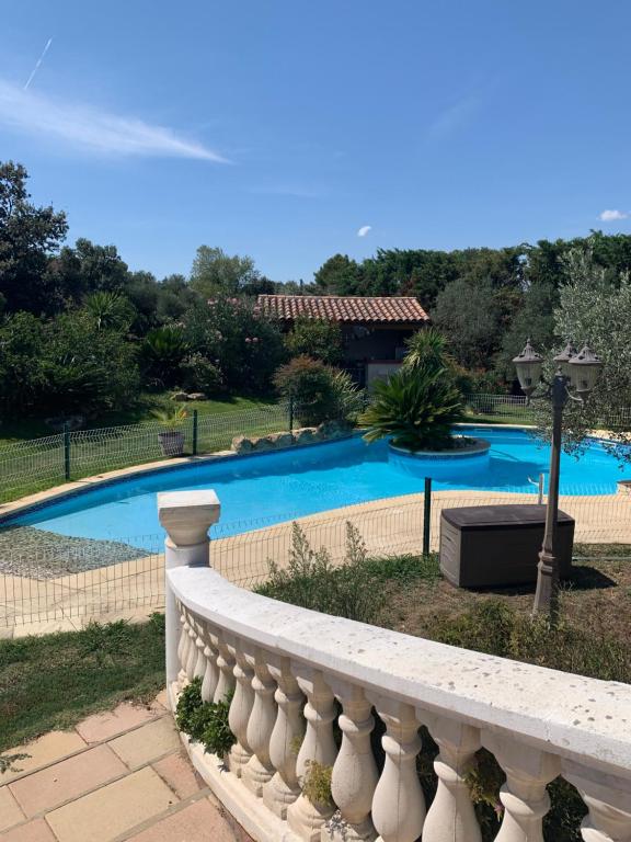 Villa Jolie Villa avec piscine et pool house 90 Traverse du Canal, 13680 Lançon-Provence
