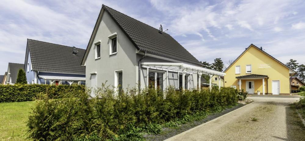 Maison de vacances K 74 - modernes Ferienhaus mit Sonnenterrasse, direkt am See in Röbel an der Müritz Unter den Kiefern 74, 17207 Marienfelde