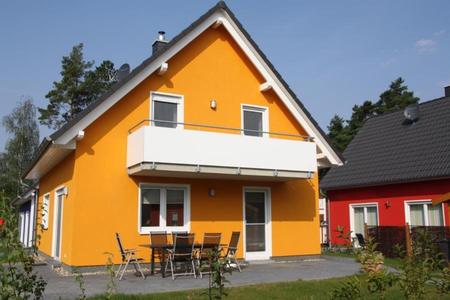 Maison de vacances K 76 - Haus Nordlicht mit Kamin & Sauna im Müritz-Ferienpark Röbel in Röbel an derMüritz Unter den Kiefern 76, 17207 Marienfelde