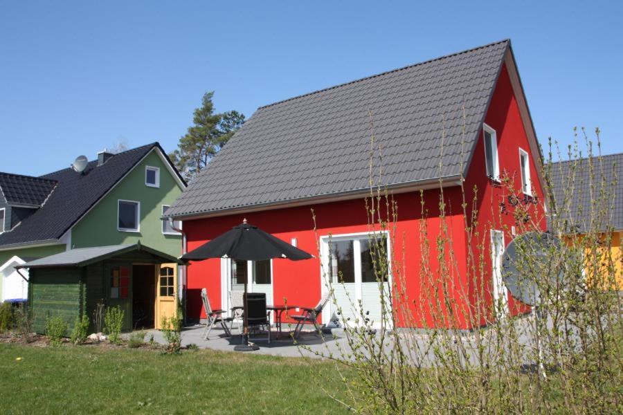 Maison de vacances K77 - 5 Sterne Ferienhaus mit Sauna, grossem Garten direkt am See in Roebel an der Mueritz Unter den Kiefern 77, 17207 Marienfelde