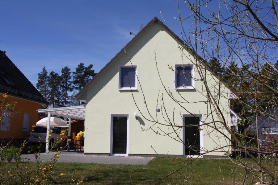 Maison de vacances K83 - Modernes Ferienhaus mit Aussensauna und Sonnenterrasse am See in Roebel unter den Kiefern 83, 17207 Röbel