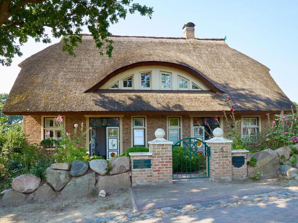 Appartement Kapitäns Hus - Haushälfte 01 mit Kamin, Sauna, Wasserblick Dorfstraße 5 - Apartment 01, 18581 Groß Stresow