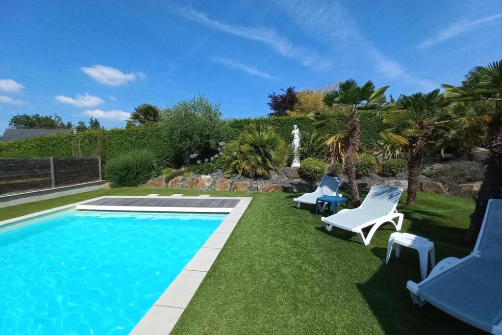 Maison de vacances KLOZ AR LORE maison de charme avec piscine chauffée - proche DinanDinard 15 rue de la rouxelais, 22490 Plouër-sur-Rance