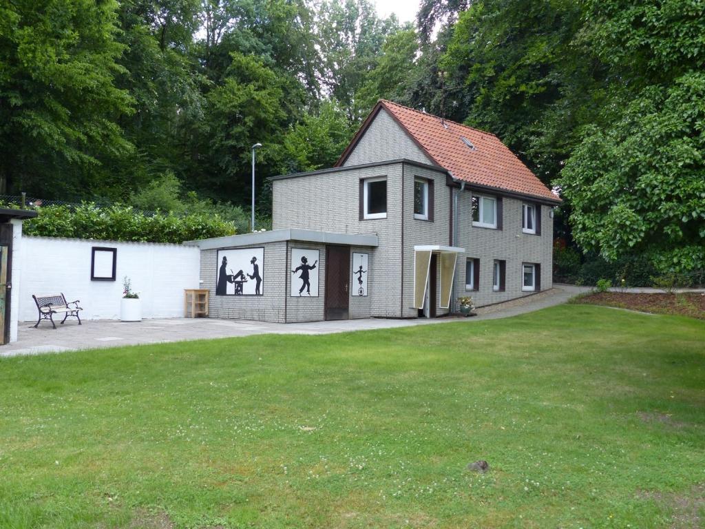 Maison de vacances Künstlerhaus am Teich naturnahes Wohnen Dianastr. 9, 31275 Lehrte