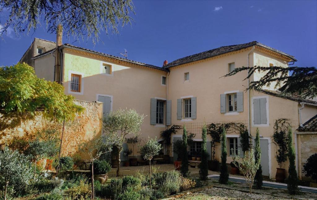 B&B / Chambre d'hôtes L'Ancien Presbytère 4 Place du Four, 30700 Sanilhac-et-Sagriès