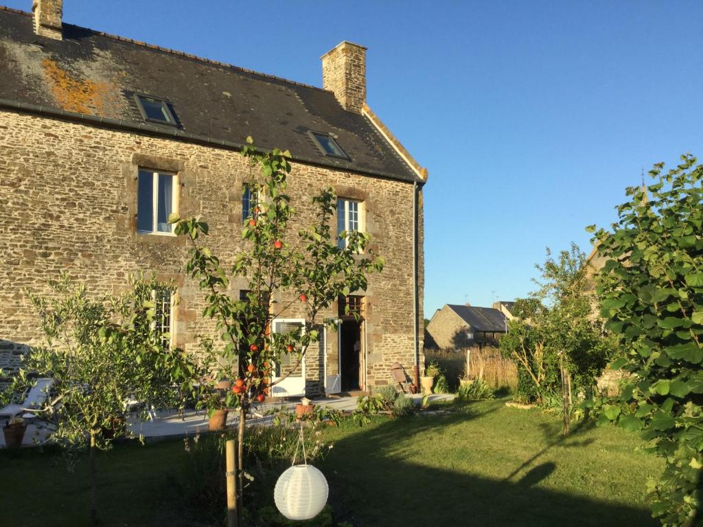 B&B / Chambre d'hôtes L'ancien Presbytère d'Ardevon 1 route de la Rive, bourg d'Ardevon, 50170 Ardevon