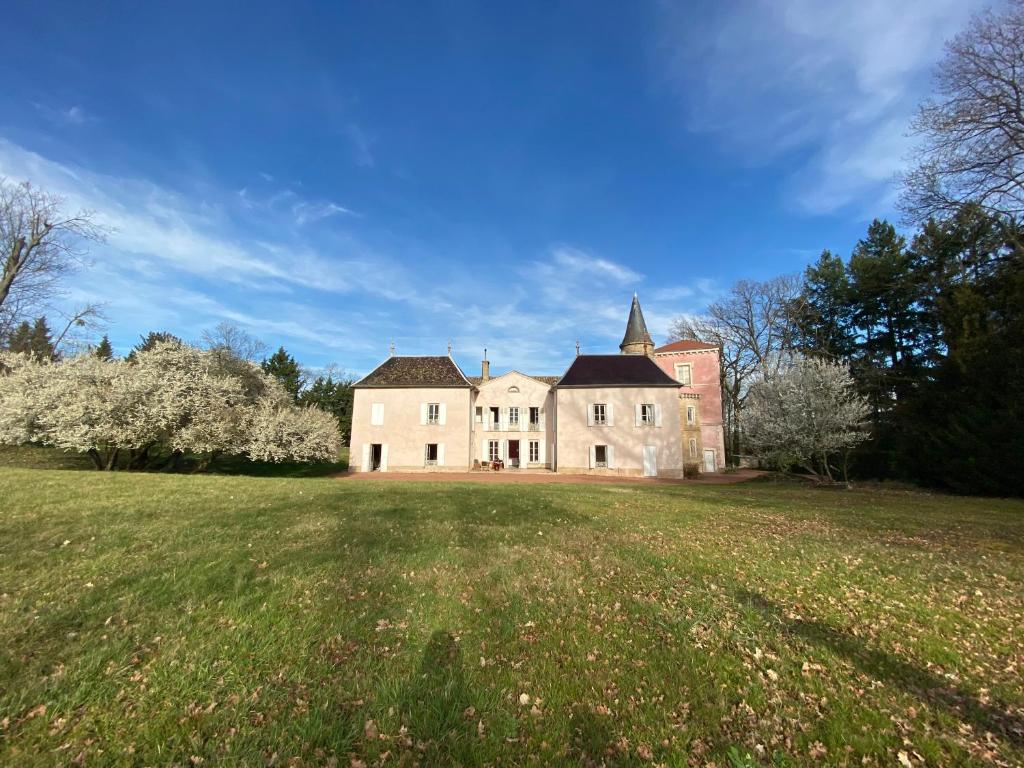 B&B / Chambre d'hôtes l'Ancre Vive 2483 Route des St Etienne Château de la Girardière, 69220 Charentay