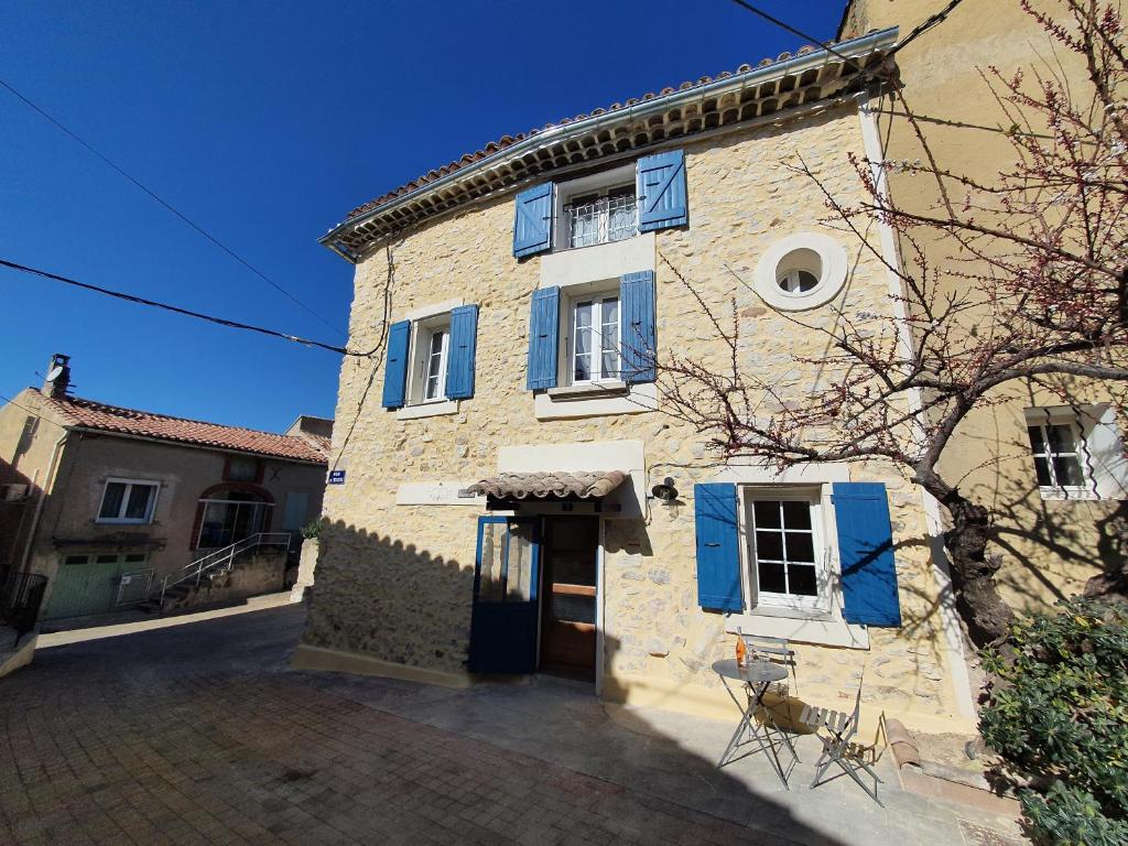 Maison de vacances L'angélus, gîte de charme au coeur du vieux village de Sablet 3 Rue de l'Église, 84110 Sablet