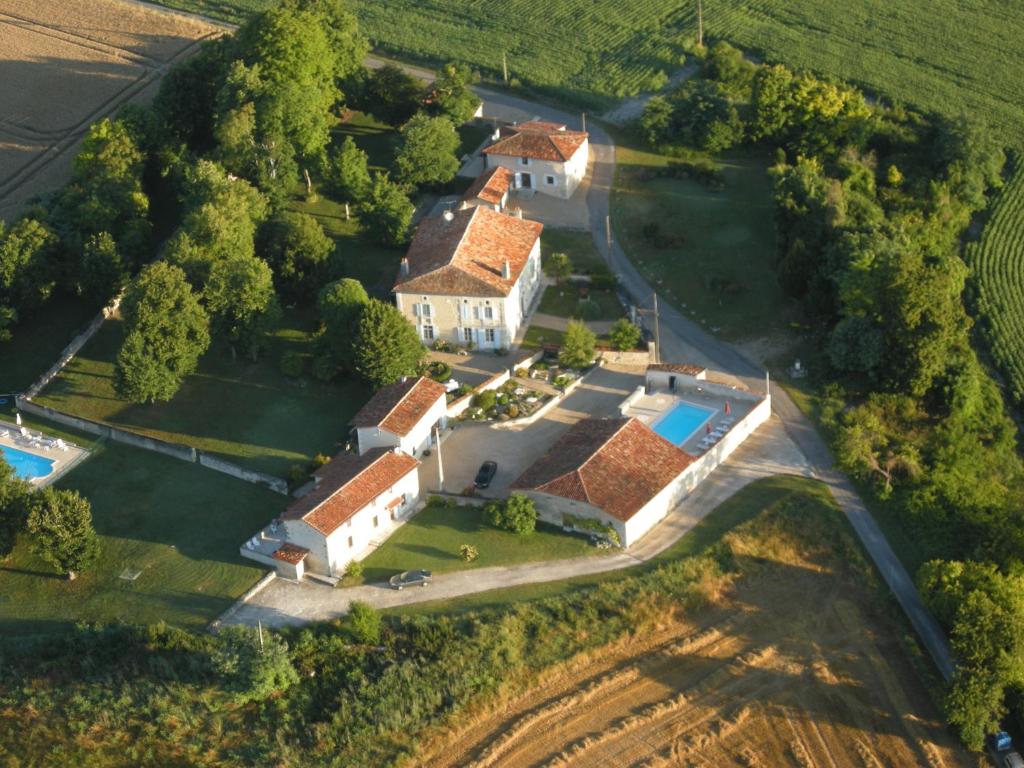 Maisons de vacances L'Anglade L'Anglade, 16620 Montboyer