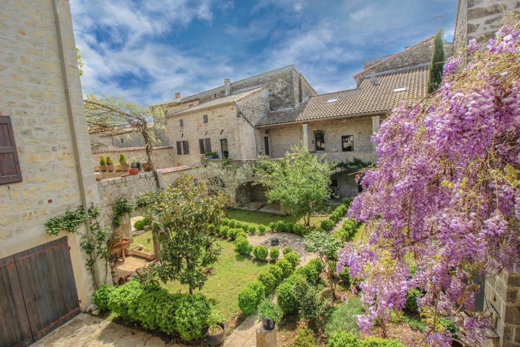 Maison de vacances L Antre de Pierres - Location saisonnière en Ardèche Méridionale - 10 à 18 couchages Place André Rouveyrol, 07460 Berrias Et Casteljau