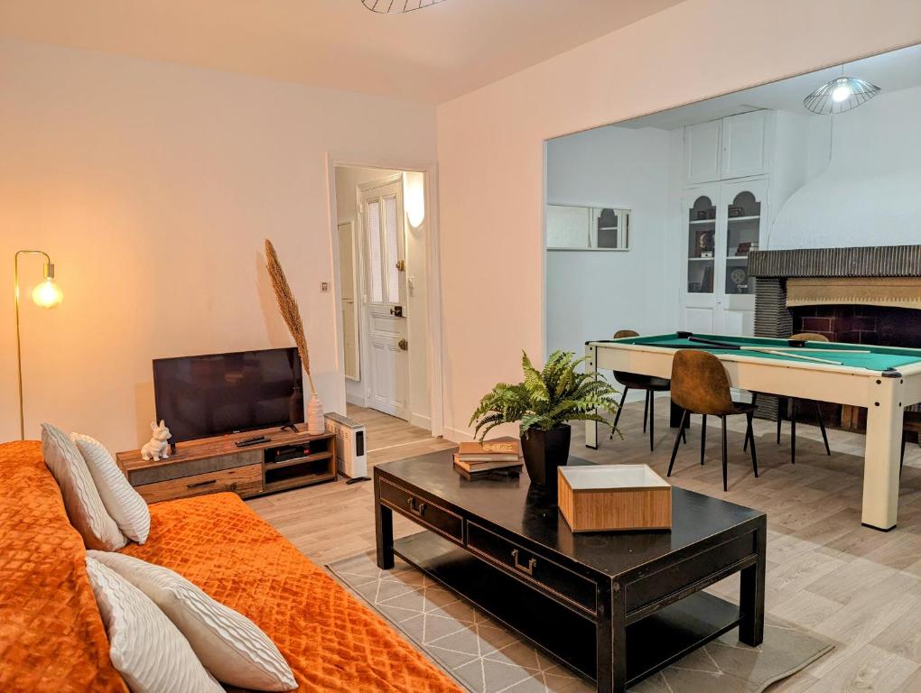 Appartement L'appart des Poètes et son billard, centre-ville 39 Rue Victor Hugo, 34500 Béziers