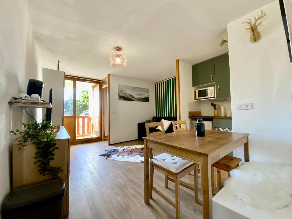 Appartement L’Edelweiss- Studio rénové pour 4 personnes ! 1164 Route de la Croisette, 38410 Chamrousse