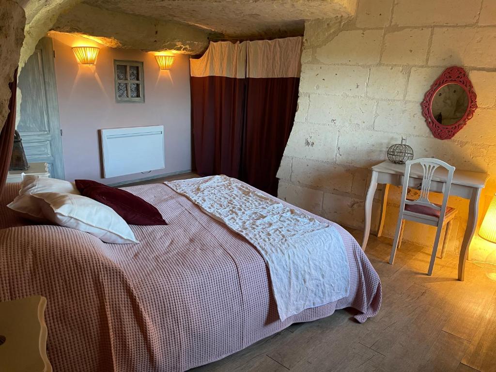 Maison de vacances L’escale Troglo au bord de la Loire 19 Rue du Château, 49400 Souzay-Champigny