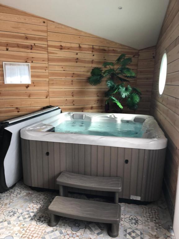 Hôtel L'hostellerie de Sèvremont 6 Rue Jean de Tinguy, 85700 Saint-Michel-Mont-Mercure