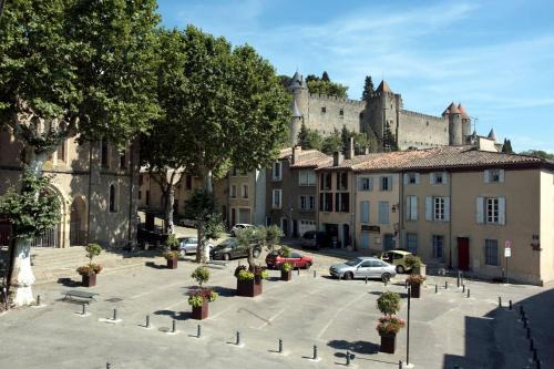 L'Or Vert, CASTLE VIEW, PRIVATE parking, Air conditioner, Netflix, 160m from medieval town Carcassonne france