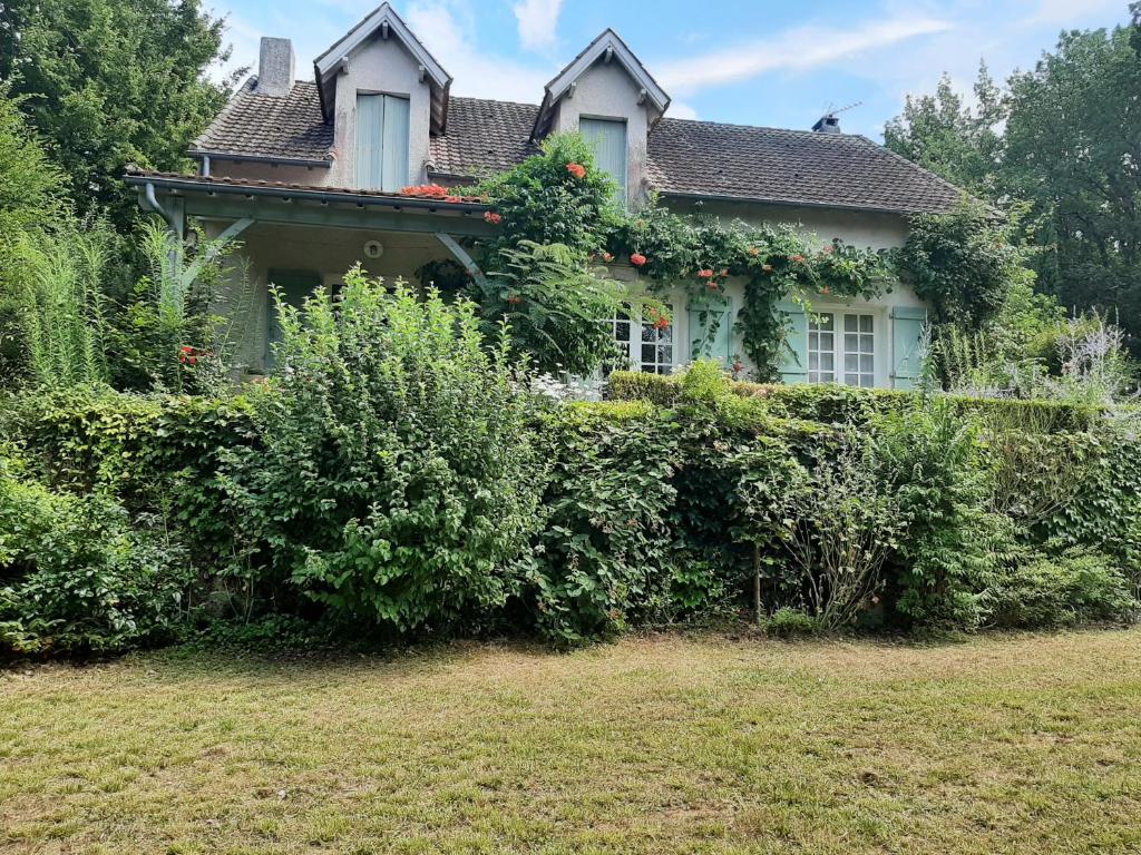 B&B / Chambre d'hôtes L'orée du bois Castelrouge, 46140 Luzech