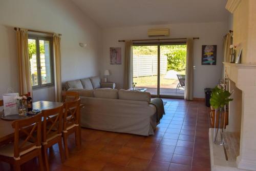 Maison de vacances L'Ormeau - Lovely house with pool tennis court kids playground Le Grand Tourtre Chalais