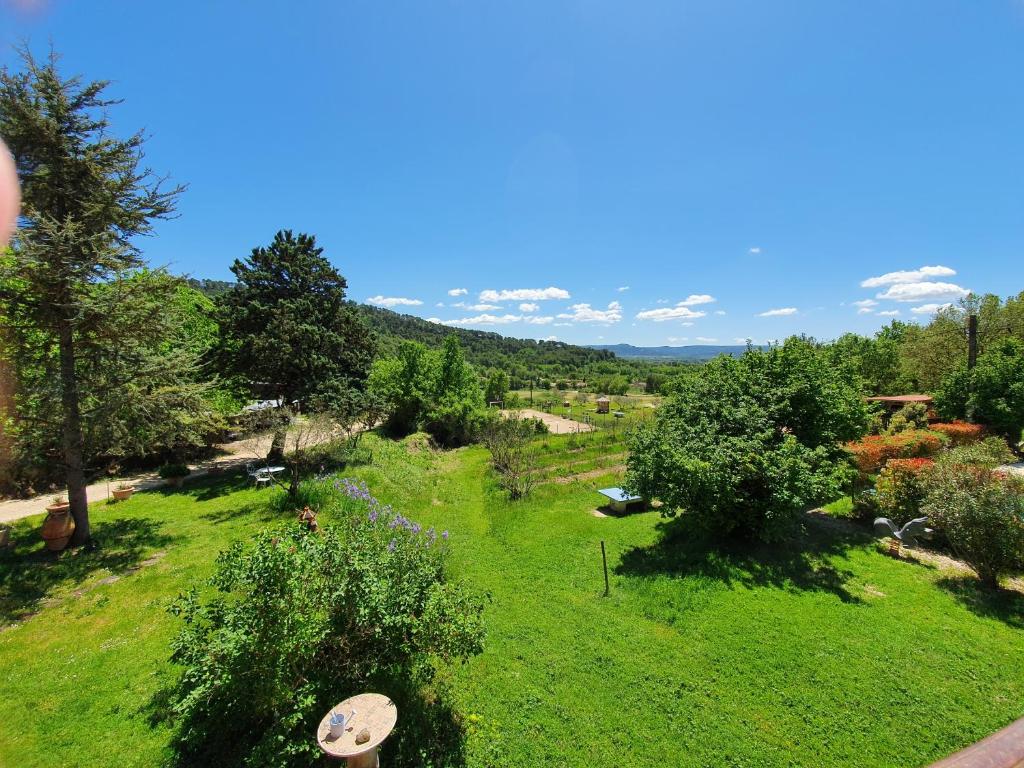 Maisons de vacances L'Oustaou du Luberon et SPA La Tuiliére Bp11, 84530 Villelaure