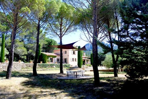 Maison d'hôtes La Bastide de la Provence Verte la bastide de la provence verte 771 chemin des Baumes La Roquebrussanne