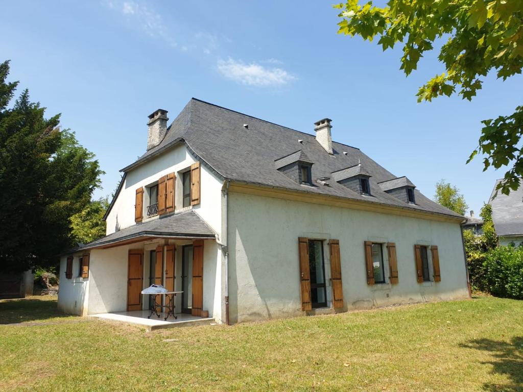 Maison de vacances La bergerie, maison spacieuse avec grand jardin, vue sur les Pyrénées 6A Avenue Jean Prat, 65100 Lourdes