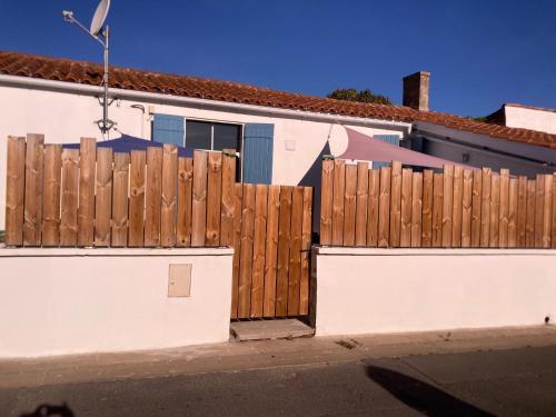 LA CABANE Charmante petite maison 2 chambres à 2,5km plage Saint-Georges-dʼOléron france