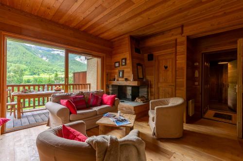 La Cabane de Serre-Chevalier, dans un esprit chalet, commune de Le Monêtier-les-Bains Le Monêtier-les-Bains france
